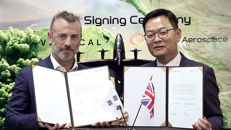 Hanwha Aerospace CEO Jae-il Son and Vertical Aerospace Founder and CEO Stephen Fitzpatrick hold the signed MOUs.
